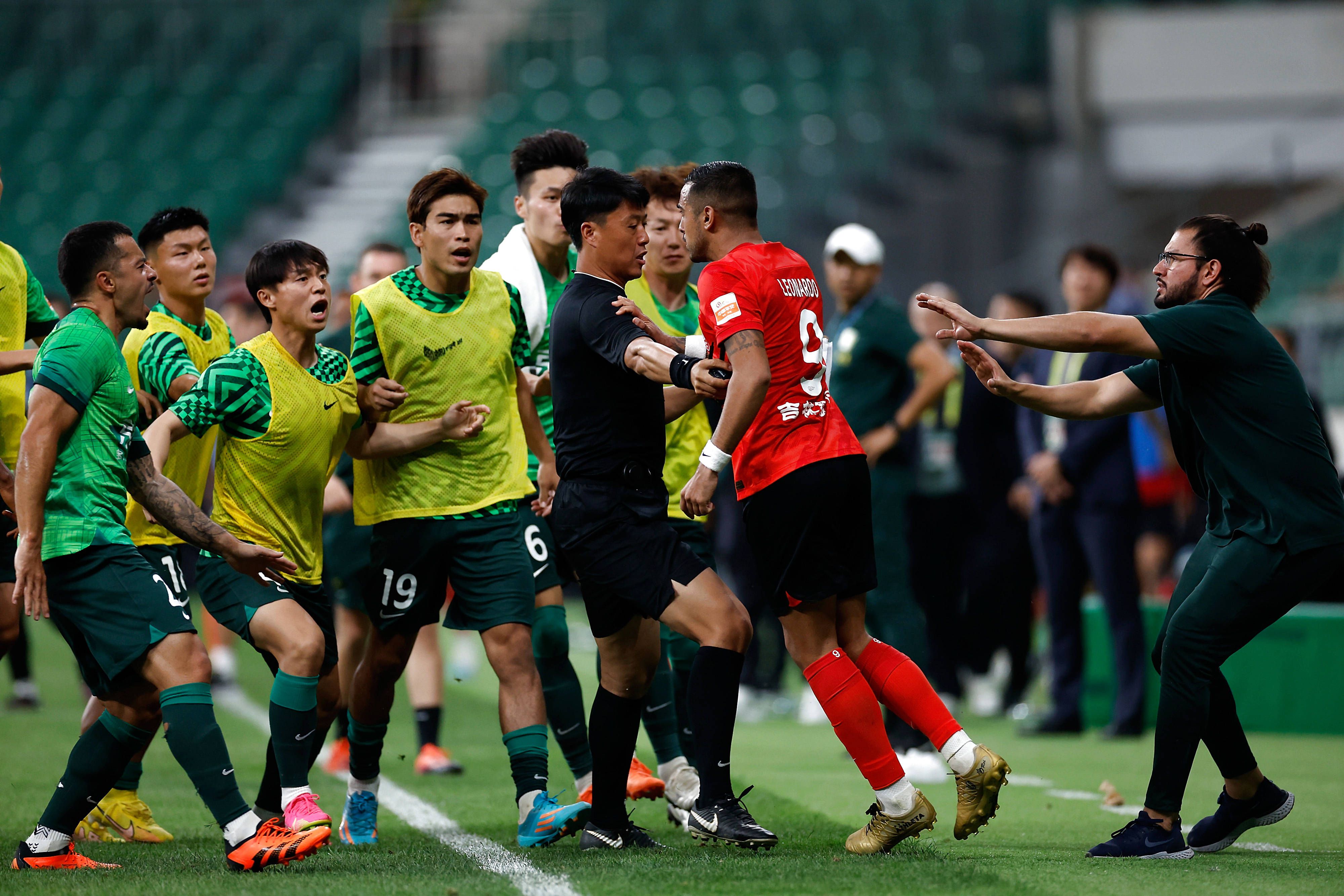 迈尼昂球门球大脚给到前场普利希奇领到禁区一脚搓射破门，米兰2-0弗洛西诺内。